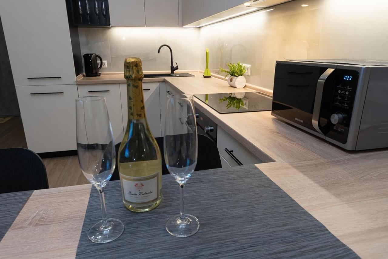 New Modern Apartments. Metro Minskaya Kiev Exterior foto